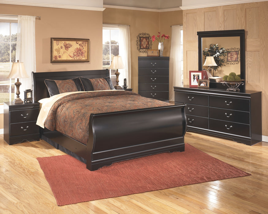 Huey Vineyard - Black - Dresser, Mirror